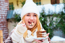 În sezonul rece, multe persoane observă că pofta de dulce devine mai intensă. Nu este doar o „slăbiciune” sau lipsă de voință. În spate există mecanisme fiziologice reale.